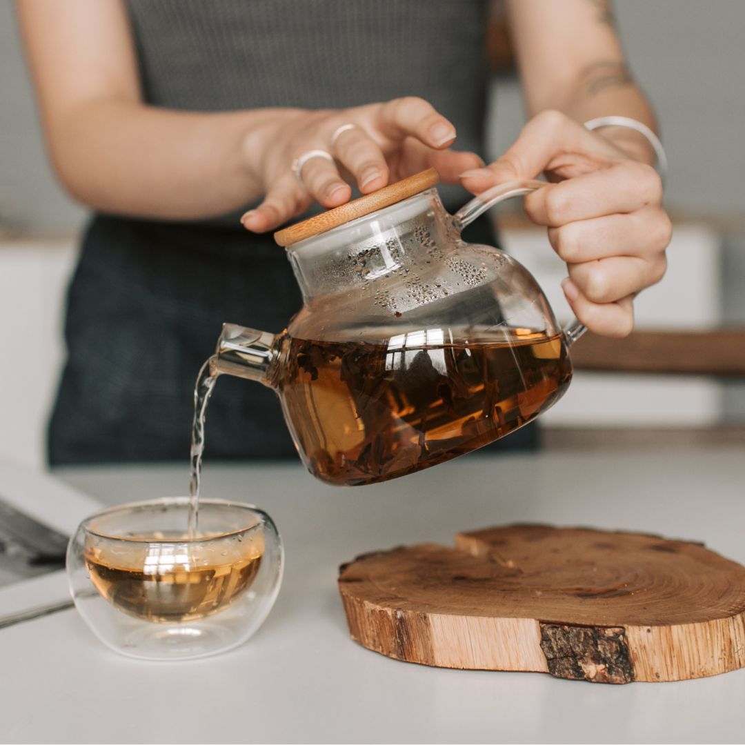 cbd-regles-menstruelles-bien-etre CBD et règles menstruelles avec infusion bien-être dans une ambiance rose poudré